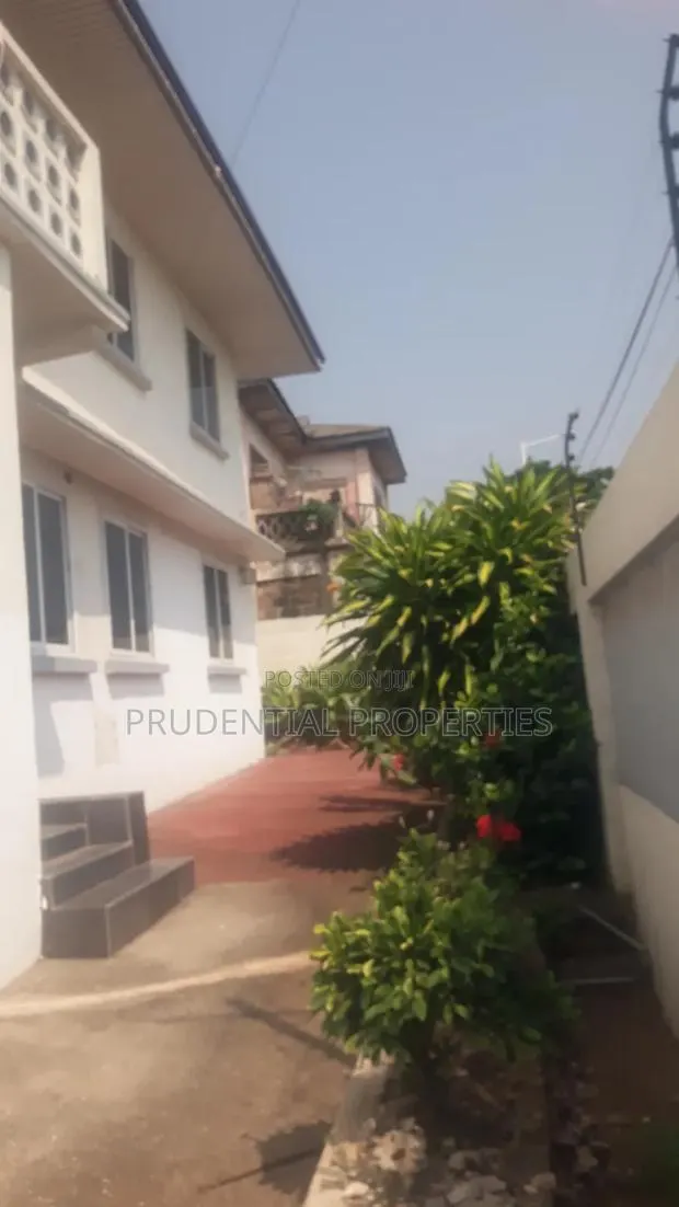 8bdrm House in Kokomlemle for rent · Photo 1