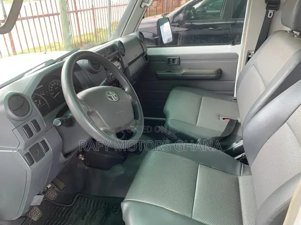 Toyota Land Cruiser 4.5 V8 DSL 2012 White · Photo 1