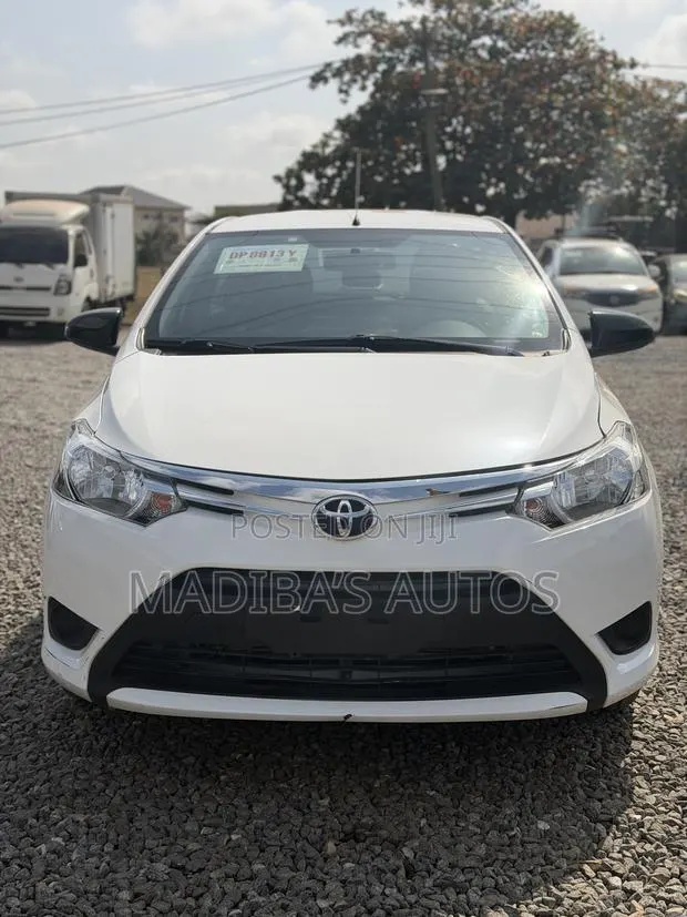 Toyota Yaris 2015 White · Photo 1