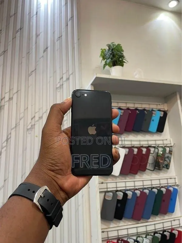 Apple iPhone SE (2020) 64 GB Black · Photo 1