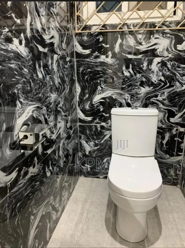 Small Tank Wc Water Closet Close Couple · Photo 1