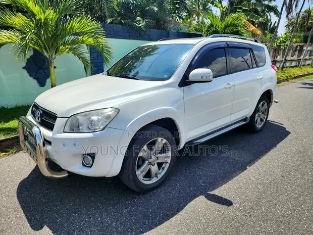 Toyota RAV4 XLE Premium 2025 White · Photo 1