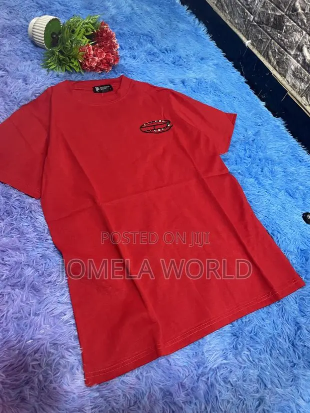 Round Neck T-Shirt · Photo 1