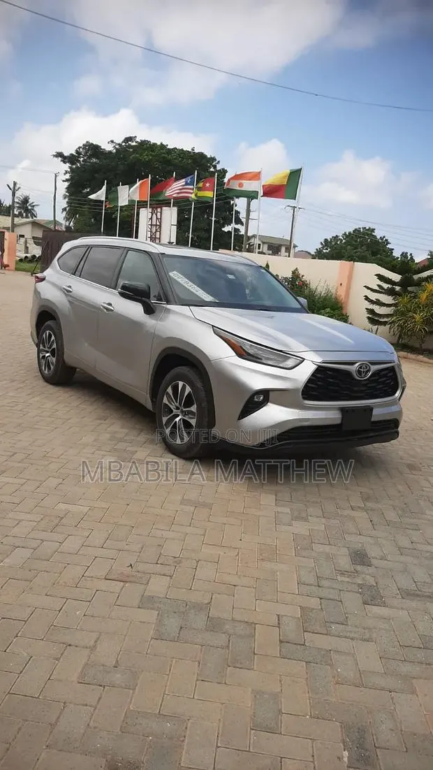Toyota Highlander 2023 Silver · Photo 1