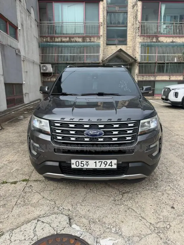 Ford Explorer Base 4dr 4x4 (2.3L 4cyl 6A) 2017 Silver · Photo 1