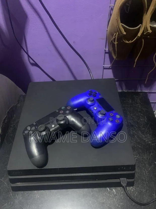 PS4 Pro,2Game Pads,1Tb,17games · Photo 1