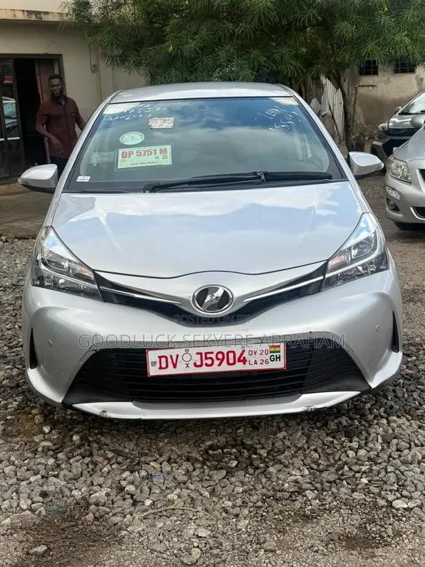 Toyota Vitz 2015 Silver · Photo 1