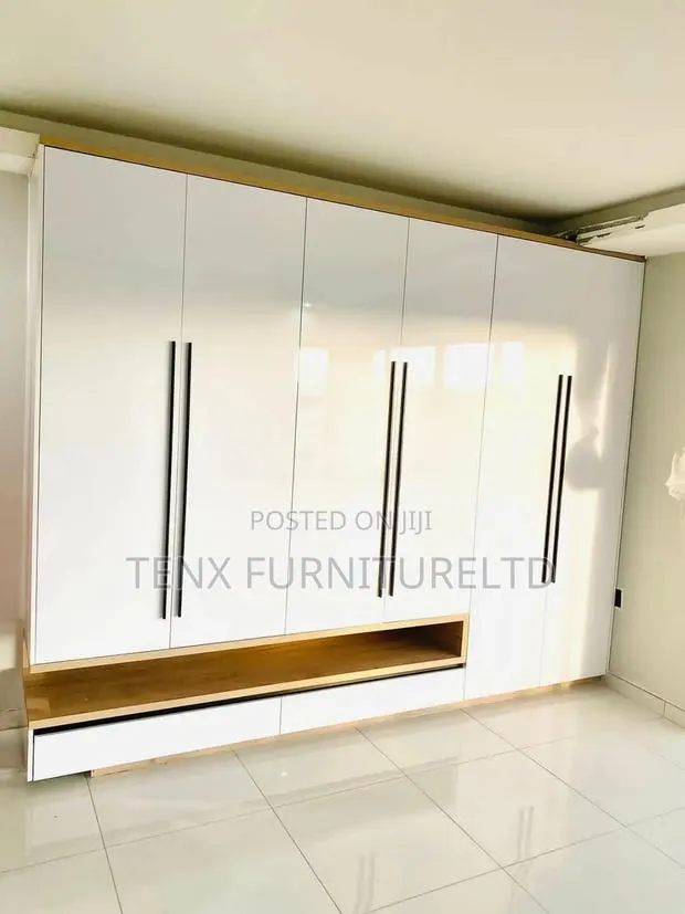Wardrobe (Suspended Shelf) · Photo 1