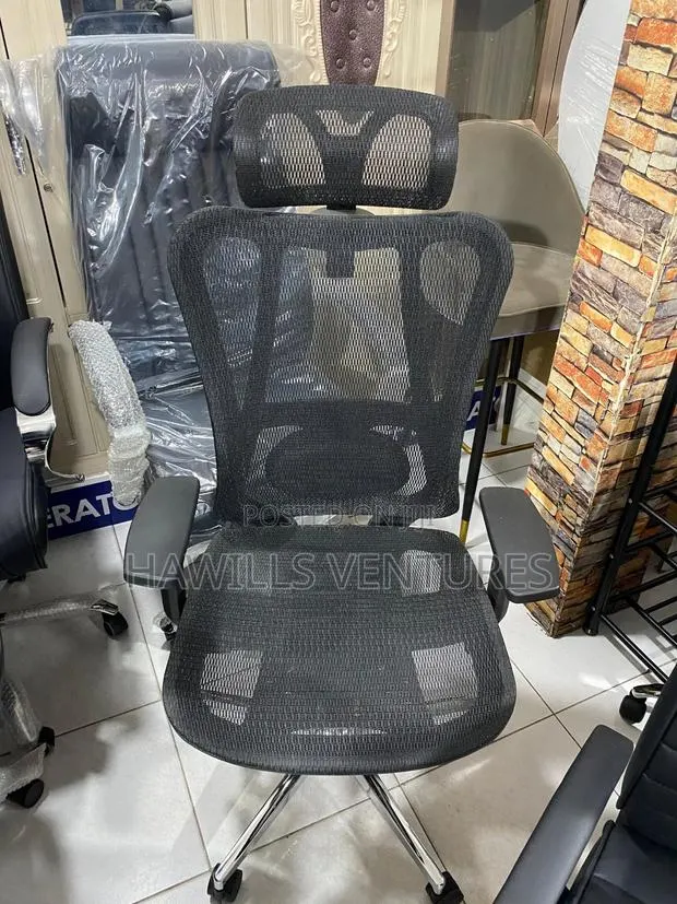 Office Chair With Adjust Headrest and Lumber Support. · Photo 1