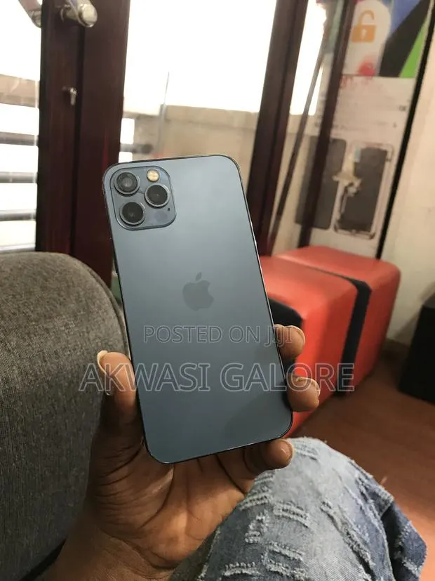 Apple iPhone 12 Pro 128 GB Gray · Photo 1
