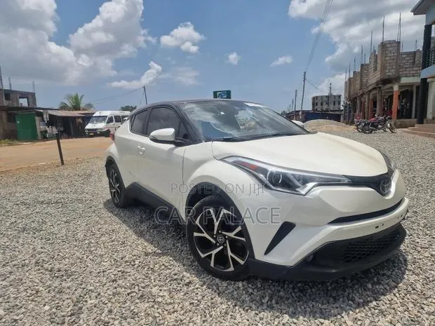 Toyota C-HR XLE FWD Sport Utility (2.0L 4cyl 2AM) 2018 White · Photo 1