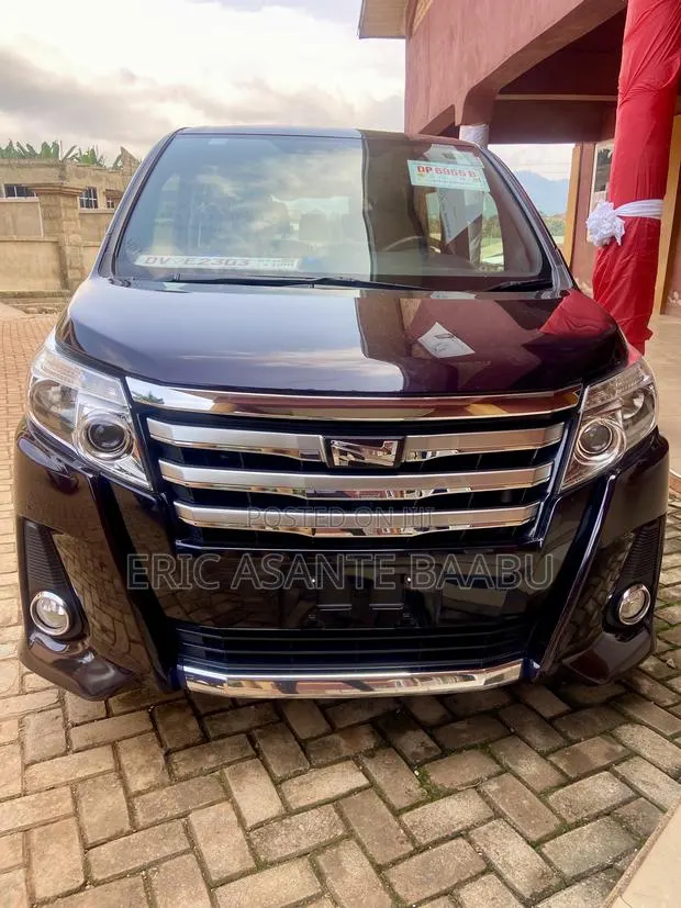 Toyota Noah 2.0 AWD (7 Seater) 2014 Purple · Photo 1