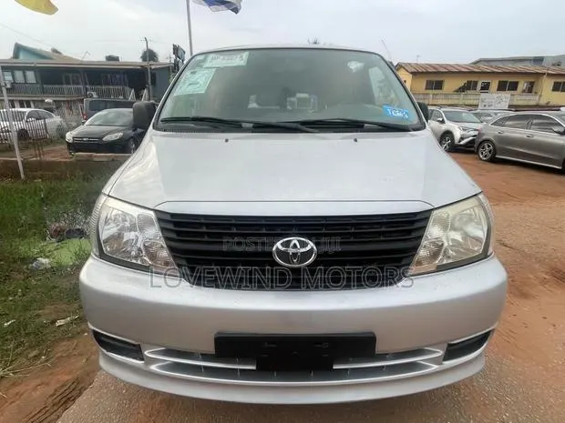 Toyota HiAce 2012 Silver · Photo 1
