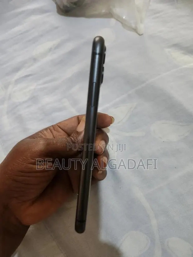Apple iPhone 11 64 GB Black · Photo 1