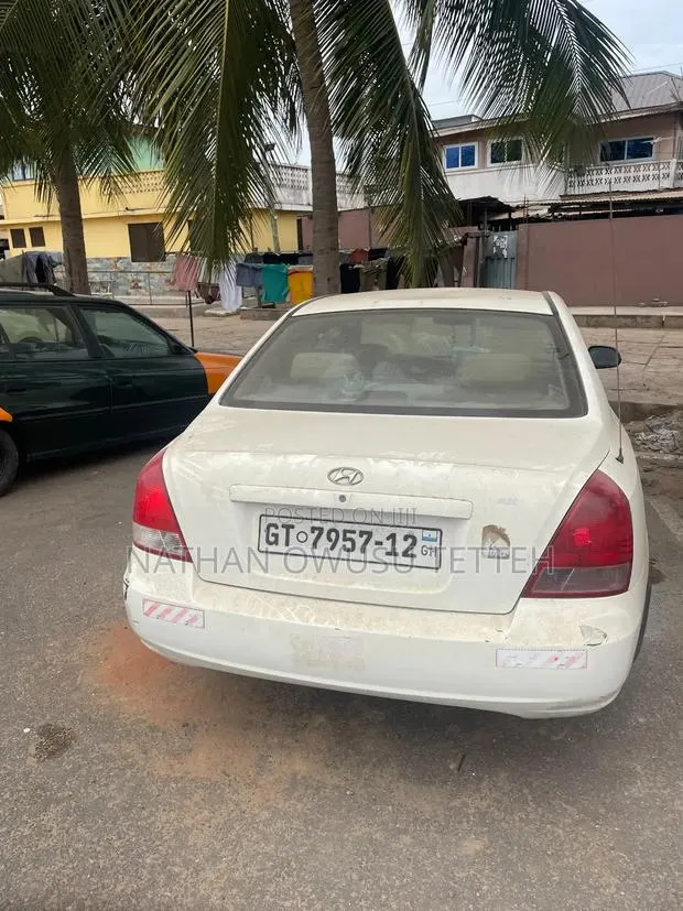 Hyundai Elantra GT 2002 White · Photo 1