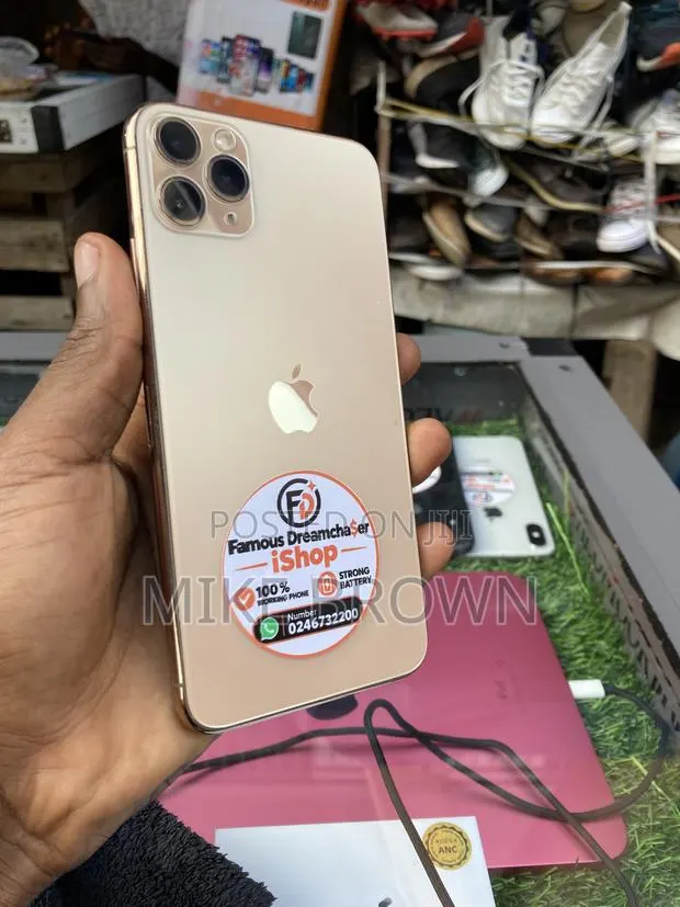Apple iPhone 11 Pro Max 64 GB Gold · Photo 1