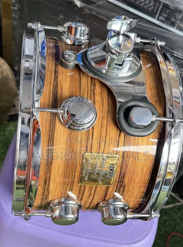 First Grade Yamaha 5- Set Drums With Two Cymbals · Photo 1