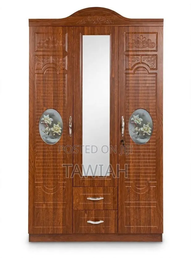 3-Doors Wooden Wardrobe · Photo 1