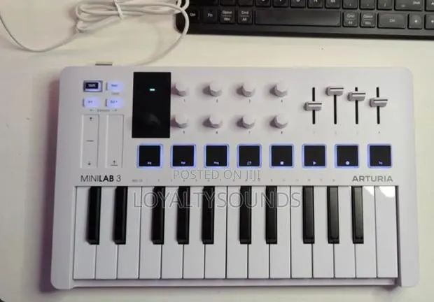 Arturia Minilab3 Midi Controller (White) · Photo 1