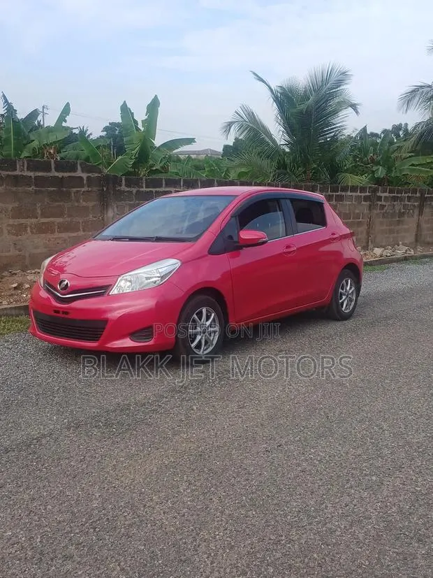 Toyota Vitz 1.3 FWD 3dr 2012 Ivory · Photo 1