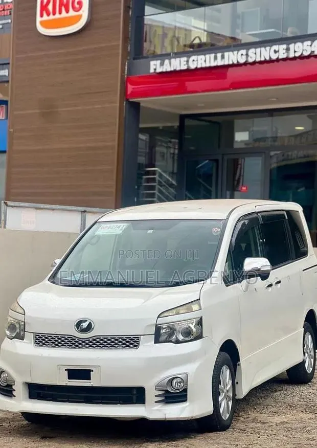 Toyota Voxy X L Edition 4WD 8-Seater 2011 White
