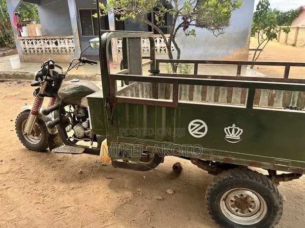 Royal Motorcycle 2021 Green · Photo 1