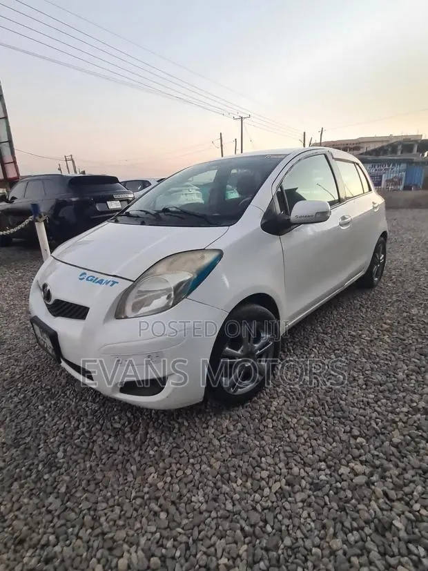 Toyota Vitz 1.0 FWD 3dr 2010 White · Photo 1