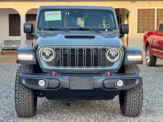 Jeep Wrangler 2025 Gray · Photo 1