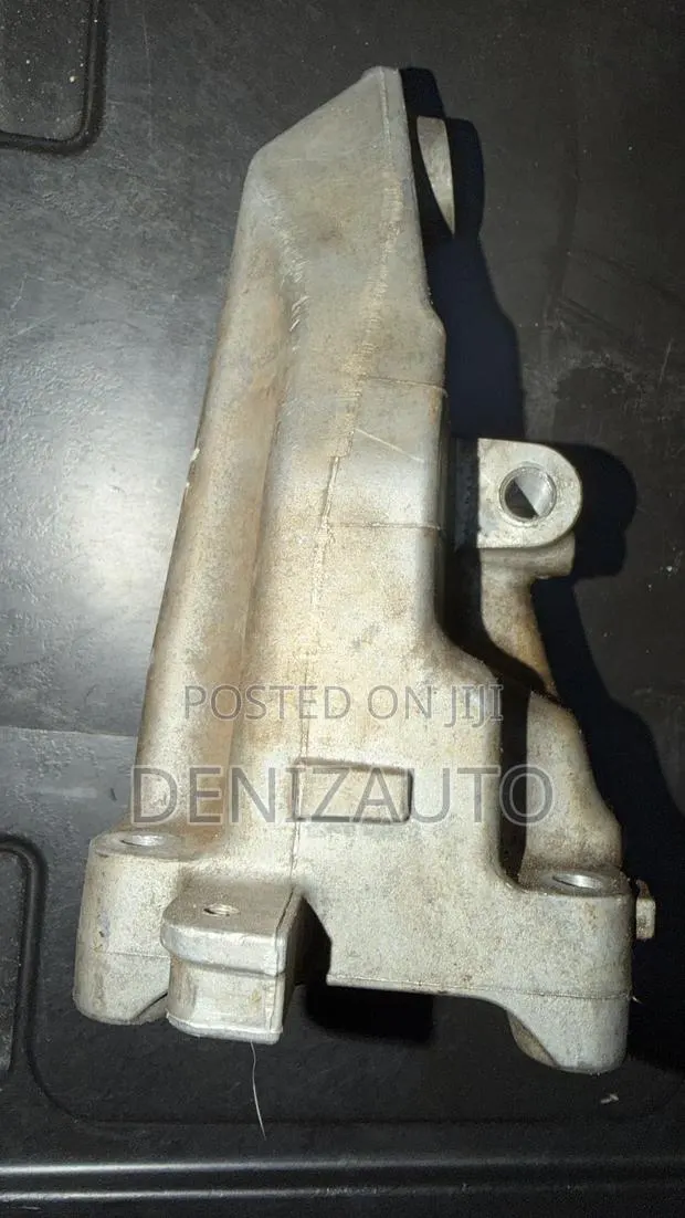 Mercedes W205 Engine Mount Support Bracket Right Holder · Photo 1
