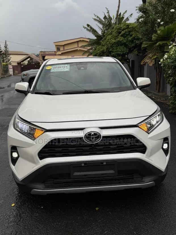 Toyota RAV4 XLE AWD 2023 White · Photo 1