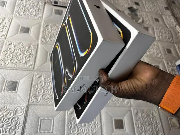 New Apple iPad Pro 13 (2024) 256 GB Gray · Photo 1