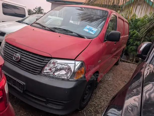 Toyota HiAce 2011 Red · Photo 1