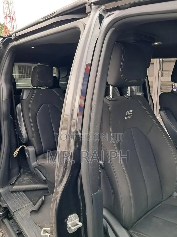 Chrysler Pacifica 2020 Black · Photo 1