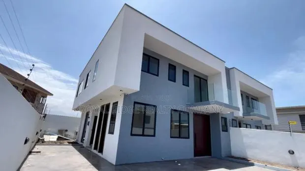 3bdrm Townhouse/Terrace in East Airport Close, Accra Metropolitan · Photo 1