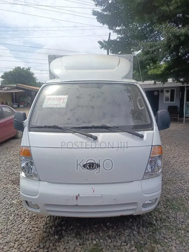 Kia Bongo 2011 White · Photo 1