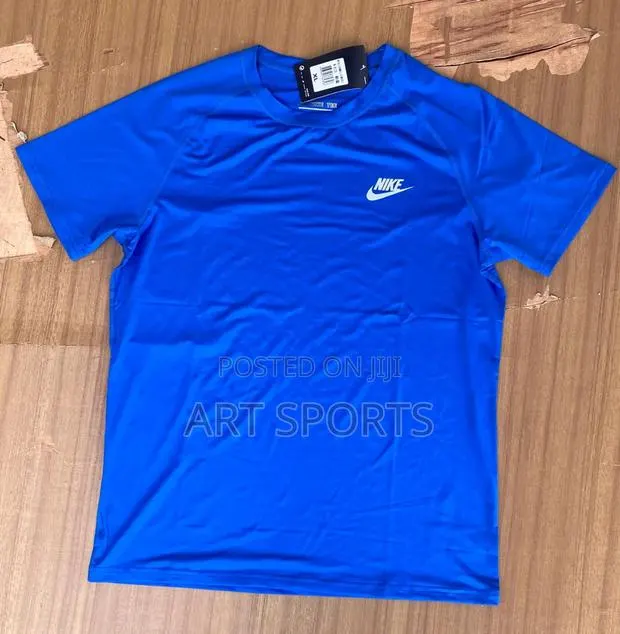 Nike Fitness Tops · Photo 1