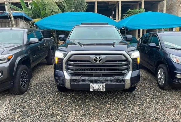 Toyota Tundra Limited CrewMax 6.5' Bed 2023 Blue · Photo 1