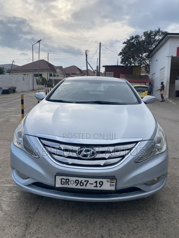 Hyundai Sonata GLS Sedan FWD (2.4L 4cyl 6A) 2011 Silver · Photo 1