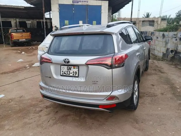 Toyota RAV4 2016 Silver · Photo 1