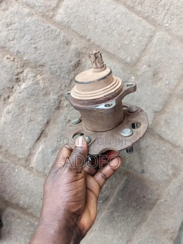 Toyota Voxy Back Hub 2x4 From 2009 to 2020 · Photo 1