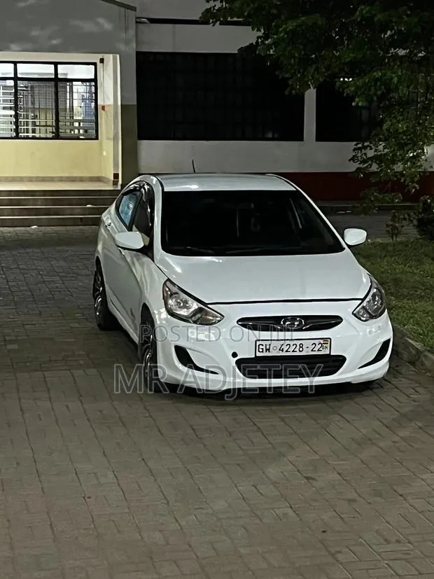 Hyundai Accent GLS 4dr Sedan (1.6L 4cyl 6A) 2015 White · Photo 1