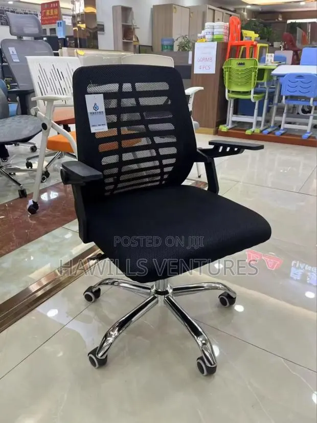 Black Mesh With Office Swivel Chair With a Chrome Base. · Photo 1