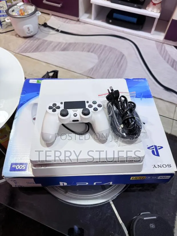PlayStation 4 Slim · Photo 1