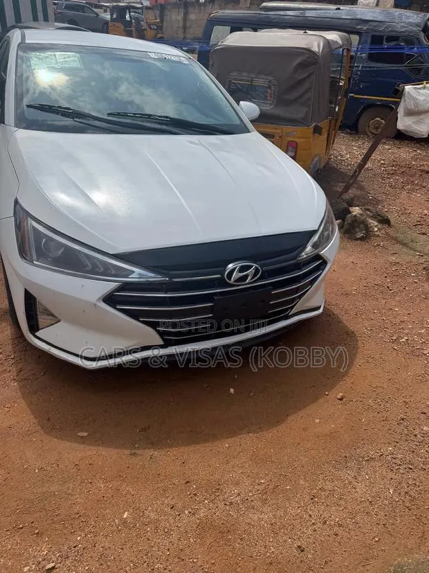 Hyundai Elantra 2019 White · Photo 1