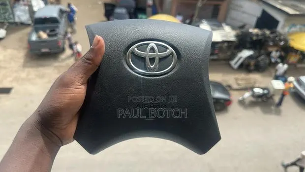 2010,2011,2012,2013,2014 Toyota Hilux Steering Wheel Airbag Cover · Photo 1