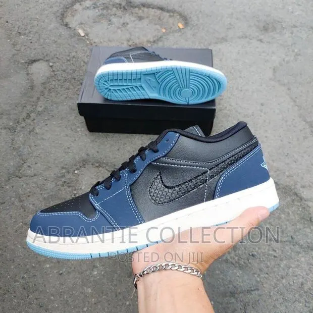 Nike Air Jordan 1 Low Midnight Navy · Photo 1