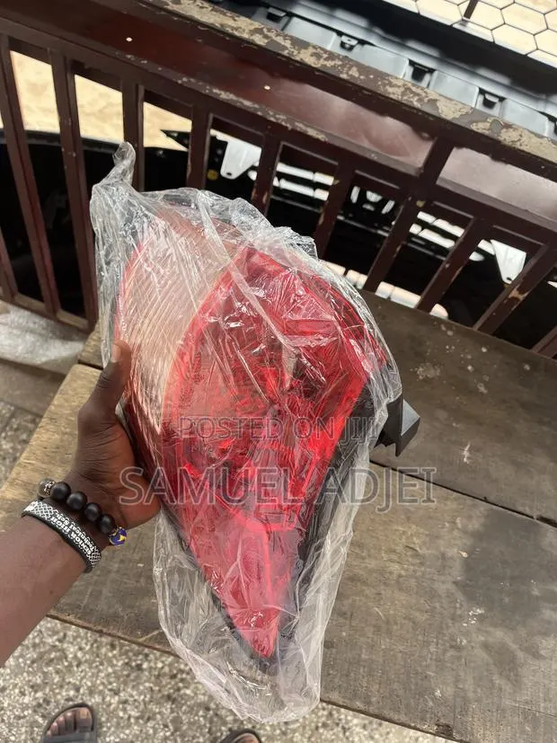 Honda HRV 2015 to 2019 Tail Light · Photo 1