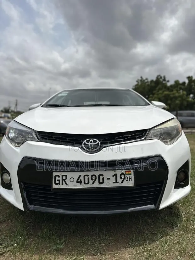 Toyota Corolla S 4dr Sedan (1.8L 4cyl CVT) 2015 White · Photo 1