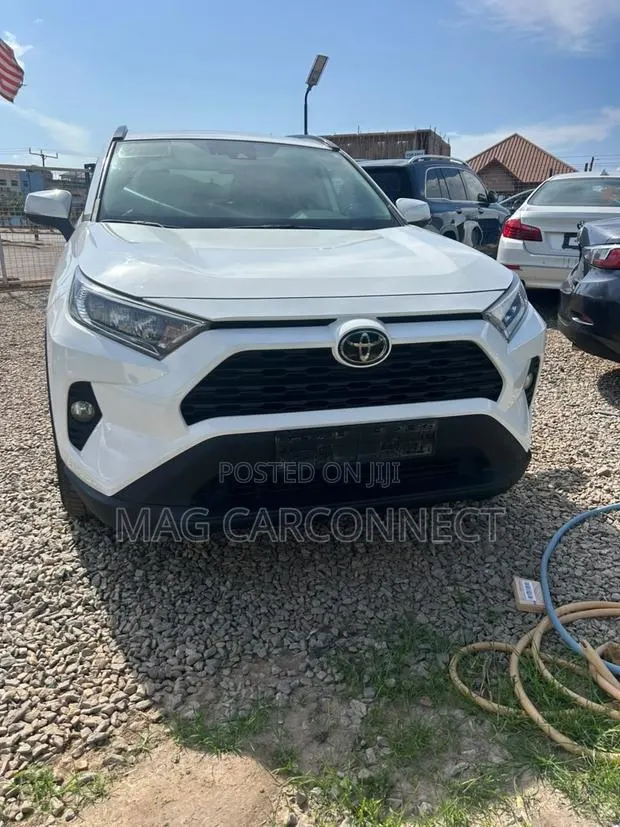 Toyota RAV4 XLE 2021 White · Photo 1