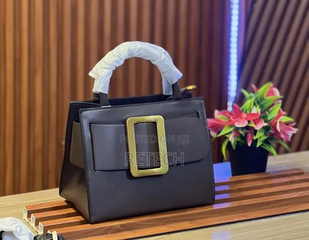 Women's Black Bobby Handbag · Photo 1